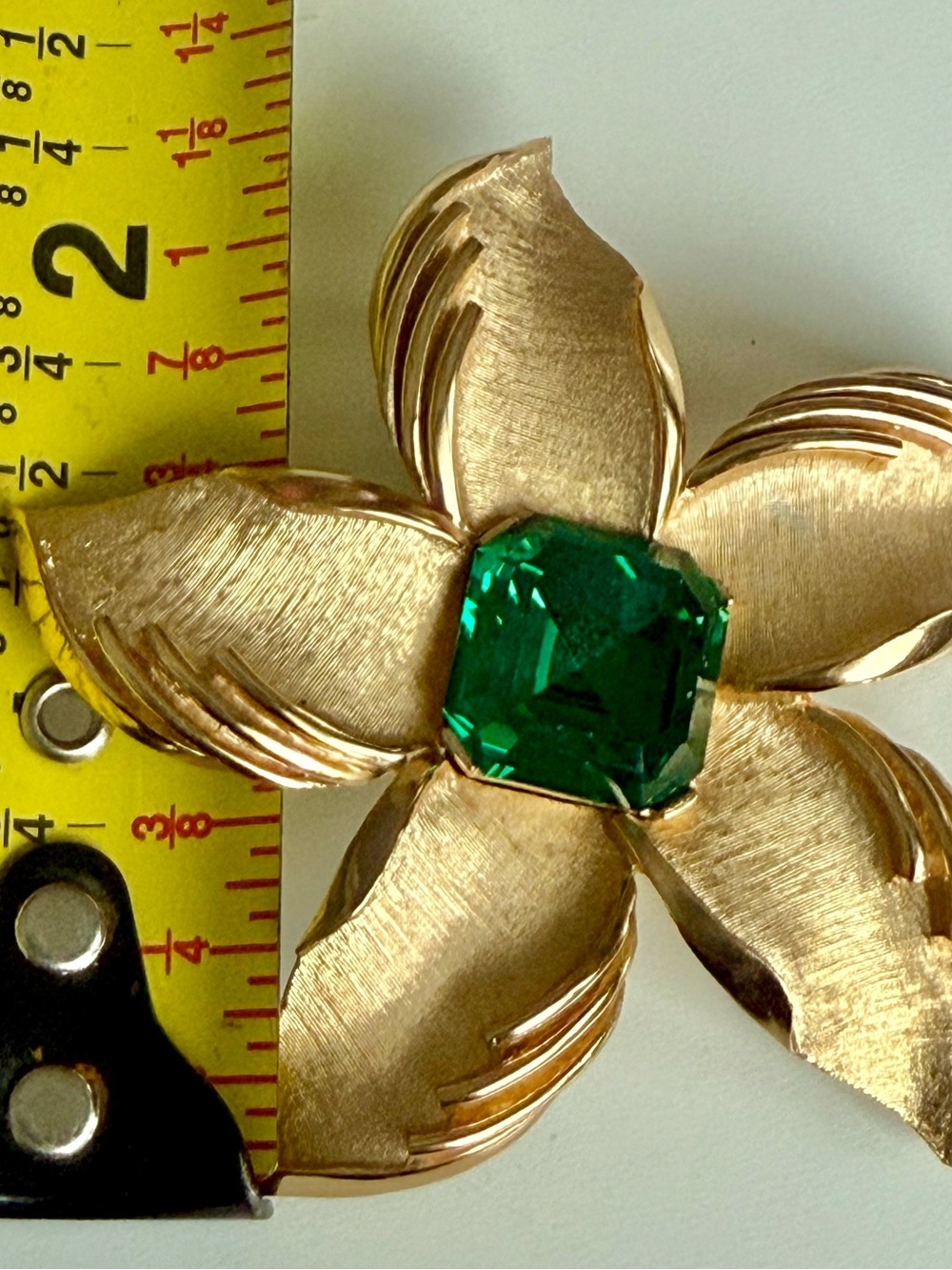 VTG Crown Trifari Emerald Green Rhinestone Brushed & Polished Gold Flower Brooch - Picture 5 of 5